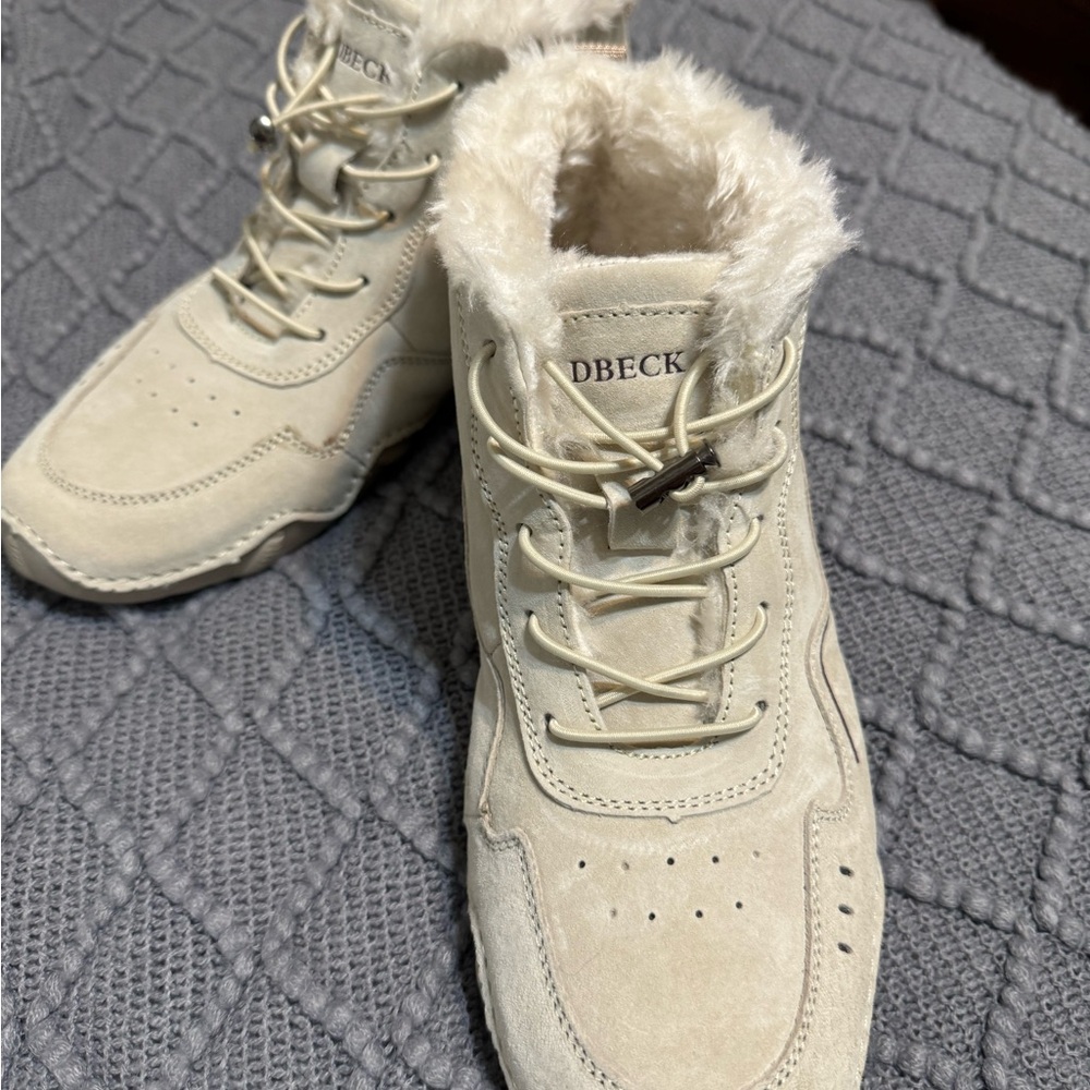Size 9 Debeck boots. Like new.